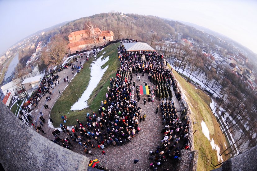 Sausio 1-ją, Lietuvos vėliavos dieną, Gedimino  pilies bokšte trispalvę iškels Garbės sargybos...