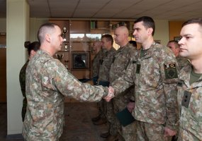 Apdovanoti iš mokomosios misijos Ukrainoje grįžę Lietuvos kariai  - 1