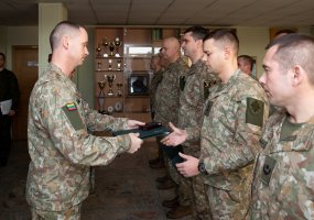 Apdovanoti iš mokomosios misijos Ukrainoje grįžę Lietuvos kariai  - 3