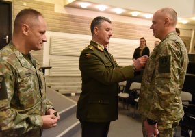 Lietuvos kariuomenės vadas suteikė aukščiausius puskarininkių laipsnius keturiems kariams - 2