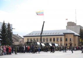 Vytenio bataliono kariai kartu su moksleiviais nešė iš Dakaro sugrįžusią Lietuvos trispalvę - 3