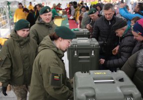 Vytenio bataliono kariai kartu su moksleiviais nešė iš Dakaro sugrįžusią Lietuvos trispalvę - 5