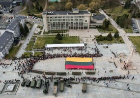 Vytenio bataliono kariai kartu su moksleiviais nešė iš Dakaro sugrįžusią Lietuvos trispalvę - 6
