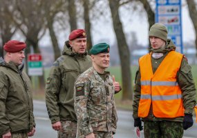 KASP Prisikėlimo apygardos 6 rinktinės kariai budi postuose Lietuvos-Latvijos pasienyje - 1