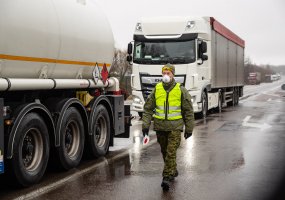 Dainavos apygardos 1-osios rinktinės savanoriai padeda Valstybės sienos apsaugos tarnybai - 3