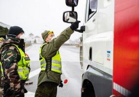 Dainavos apygardos 1-osios rinktinės savanoriai padeda Valstybės sienos apsaugos tarnybai - 4