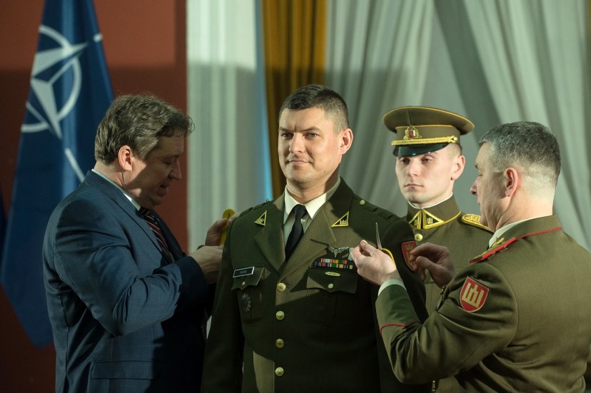 Vyresniesiems karininkams suteikti aukštesni kariniai laipsniai
