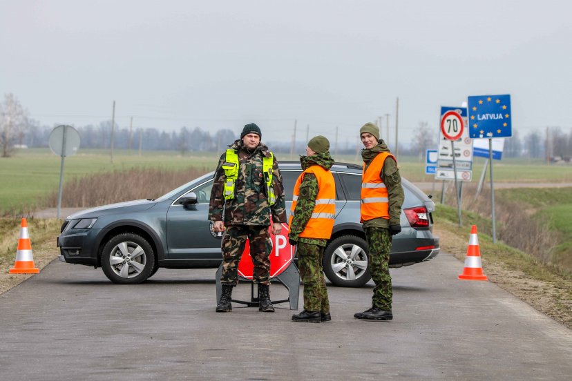 KASP Prisikėlimo apygardos 6 rinktinės kariai budi postuose Lietuvos-Latvijos pasienyje
