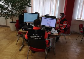 Su COVID-19 kovoti padeda ir būsimieji kariuomenės paramedikai - 2