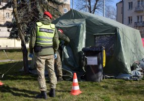 Lietuvos kariuomenės Karo policijos pareigūnai remia Lietuvos policiją patruliuodami... - 1