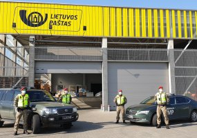 Lietuvos kariuomenės Karo policijos pareigūnai remia Lietuvos policiją patruliuodami... - 2