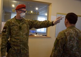 Lietuvos kariuomenės Karo policijos pareigūnai remia Lietuvos policiją patruliuodami... - 5