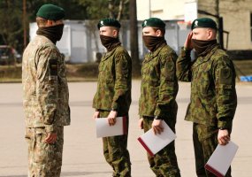 Daugiau nei keturi šimtai karių baigė nuolatinę privalomąją pradinę karo tarnybą - 5