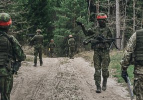 Inžinerijos bataliono šauktiniai „pasimatavo“ šarvuočio M113 vairuotojo kėdę - 2
