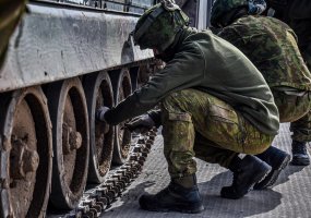 Inžinerijos bataliono šauktiniai „pasimatavo“ šarvuočio M113 vairuotojo kėdę - 6