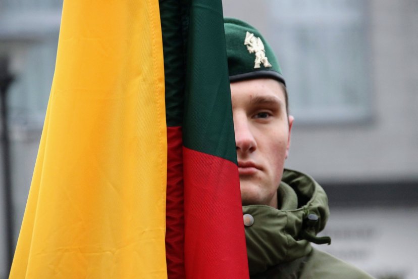 Trijų jaunų Brigados generolo Motiejaus Pečiulionio artilerijos bataliono būrių vadų pavaduotojų...
