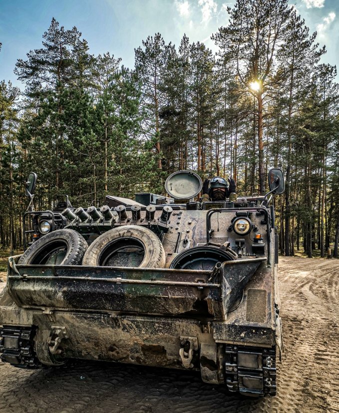 Inžinerijos bataliono šauktiniai „pasimatavo“ šarvuočio M113 vairuotojo kėdę