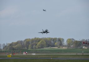 Jungtinės paramos ugnimi valdymo pratybos: skirtingi šalių orlaiviai ir operacijos visą parą  - 4