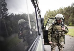 Lithuanian and allied soldiers practice coordination of air support at Kazlų Rūda range - 1