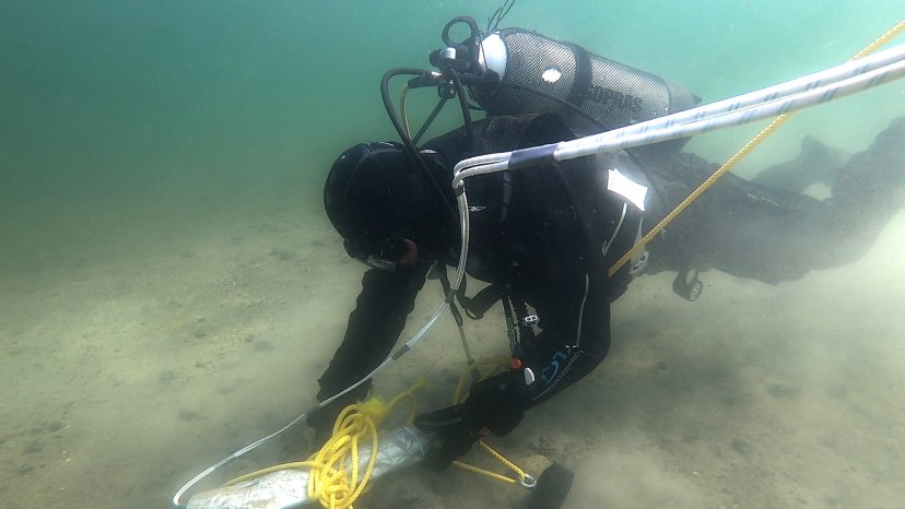 Inžinerijos bataliono išminuotojams tenka dirbti ir po vandeniu 