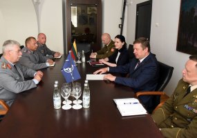 Kariuomenės vadas padėkojo NATO Jungtinei pajėgų vadavietei už aktyvų rūpinimąsi Lietuvos gynyba  - 2