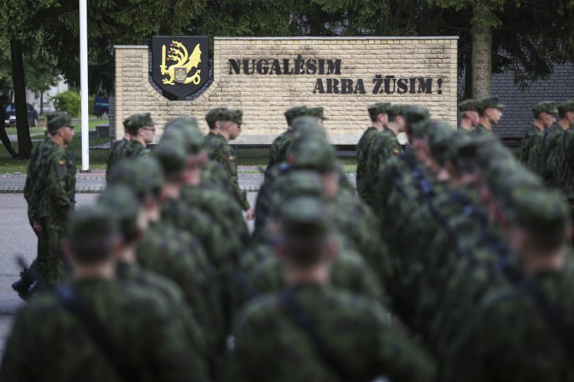 Klaipėdoje - Dragūnų bataliono vadų pasikeitimo ceremonija  ir šauktinių išlydėtuvės į atsargą