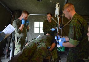 Karo medicinos tarnybos rezervo kariai pratybose atnaujino nukentėjusiųjų nuo cheminių,... - 1
