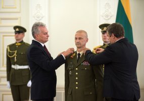 Prezidentas dviem karininkams suteikė generolo laipsnius - 1