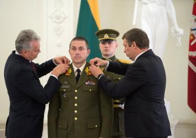 Prezidentas dviem karininkams suteikė generolo laipsnius - 2