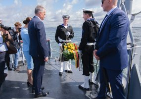 Nuo karinio laivo „Kuršis“ denio tradicinė ceremonija - pagerbti žuvusieji jūroje - 2
