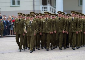 Lietuvos kariuomenės gretas papildė pusšimtis karininkų   - 2