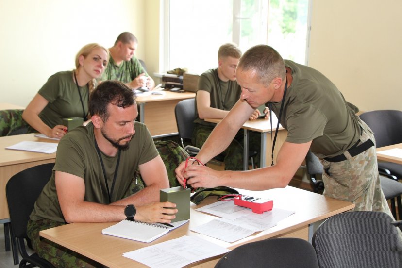 Lietuvos kariuomenės mokykloje kariai savanoriai mokėsi dirbti su radijo stotimi