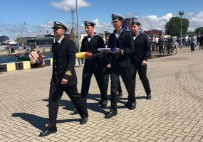 Karo ir kruizinių laivų terminale iškeltos Karinių jūrų pajėgų ir Klaipėdos miesto vėliavos - 1