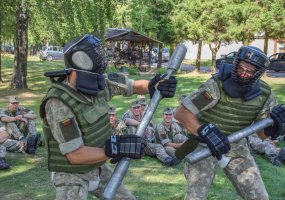 „Kovos savaitė“: Garbės sargybos kuopos NPPKT kariai mokėsi artimos kovos veiksmų  - 1