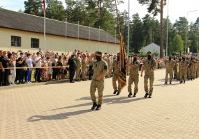 Lietuvos Respublikai prisiekė Lietuvos didžiojo kunigaikščio Kęstučio motorizuotojo pėstininkų... - 2