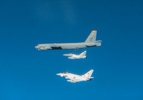 Demonstruojant NATO solidarumą ir vienybę  virš Lietuvos praskrido JAV bombonešis B-52,  lydimas... - 2