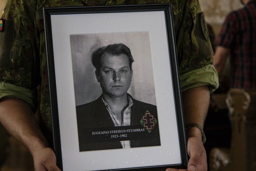 Iškilmingai perlaidotas partizanas J. Streikus-Stumbras