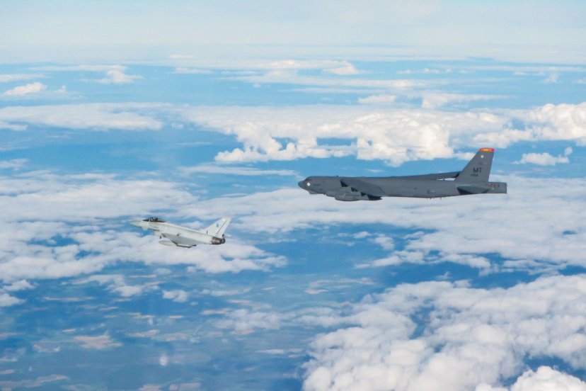 Demonstruojant NATO solidarumą ir vienybę  virš Lietuvos praskrido JAV bombonešis B-52,  lydimas...