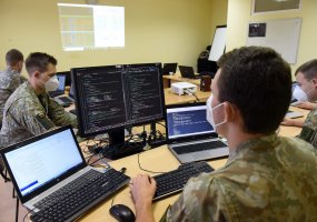 Lietuvos kariuomenės kibernetinio saugumo pratybose „Gintarinė migla 2020“ treniruojamasi... - 2