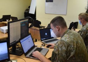 Lietuvos kariuomenės kibernetinio saugumo pratybose „Gintarinė migla 2020“ treniruojamasi... - 6
