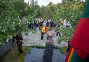 Kovojusios Lietuvos kariuomenės vadui brg. gen. A. Ramanauskui-Vanagui atidengtas antkapinis... - 2
