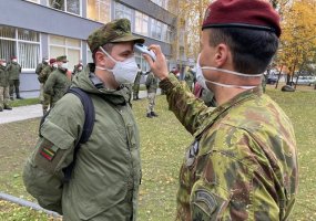 Nacionaliniam visuomenės sveikatos centrui Lietuvos kariuomenės parama padidėjo iki 50 karių  - 1