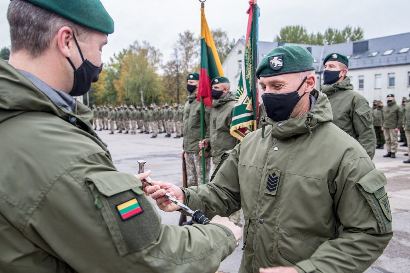 Karaliaus Mindaugo husarų batalione padėkota aktyviojo rezervo kariams ir pristatytas naujas vyr....