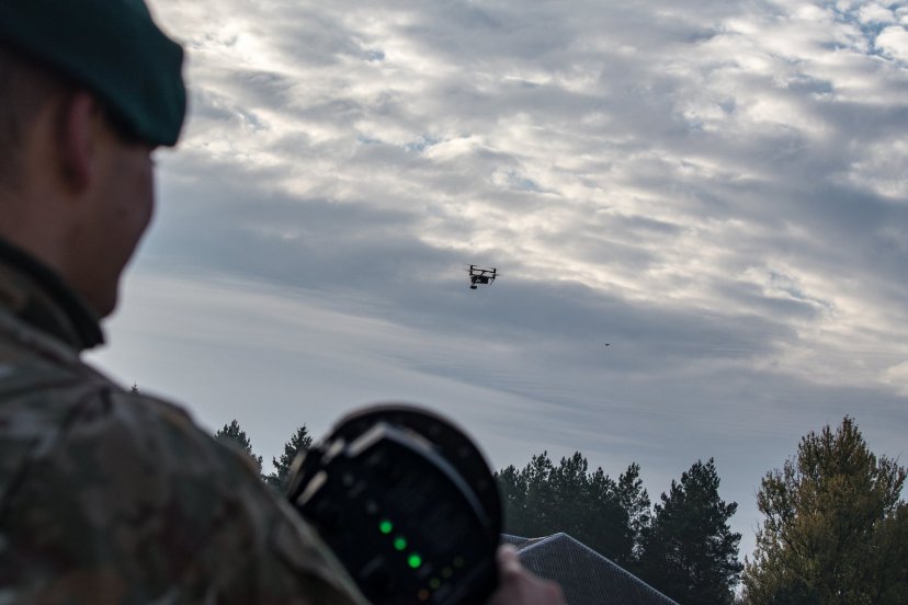Dronų gaudyklės sistema „Dronbuster“ sėkmingai testuota Karaliaus Mindaugo husarų batalione