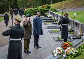 Amžinybėn išėjusiems Laisvės kovotojams Lietuvos kariai atiduoda pagarbą: „Ilsėkitės ramybėje“  - 1