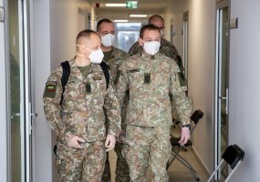 Nacionaliniame visuomenės sveikatos centre budinčius savanorius aplankė kariuomenės vyriausiasis... - 1