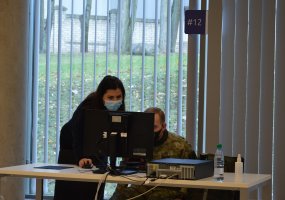 Nestandartinė Taikos meto užduotis – kariai savanoriai konsultuoja  piliečius  koronaviruso... - 2