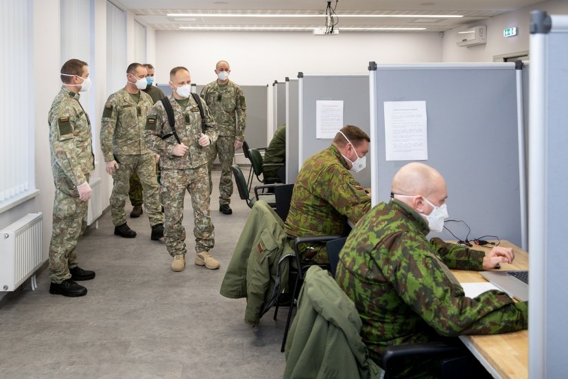 Nacionaliniame visuomenės sveikatos centre budinčius savanorius aplankė kariuomenės vyriausiasis...