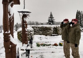 30 gėlių vainikų skirta žuvusiems už mūsų tautos laisvę - 7