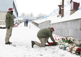 30 gėlių vainikų skirta žuvusiems už mūsų tautos laisvę - 1